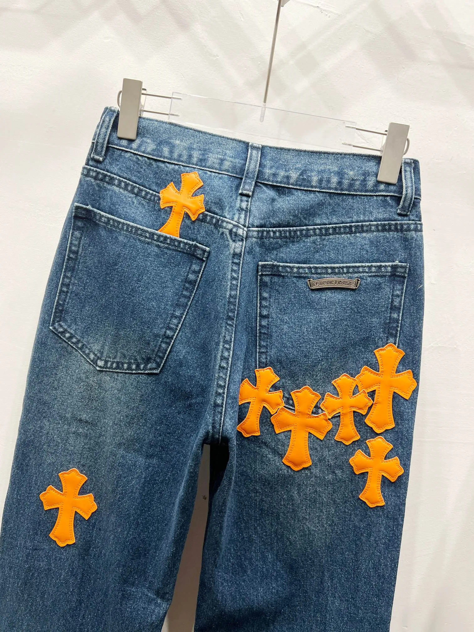 P260 Style Number: (c025) Chrome Heart & Chrome Heart Blue Pants Orange Peel Metal Cross Patch Leather Jeans ChromeHearts# Design Jeans Invincible Texture Ceiling-Level Jeans Hard to Find at the Counter‼ ️ Cross patchwork leather jeans, top-notch heavy-duty washing process, calfskin laser-cut cross, distressed silver hardware, straight version to make the upper body slimmer, that lesbian style Color: blue Size: 28-30-32-34-36